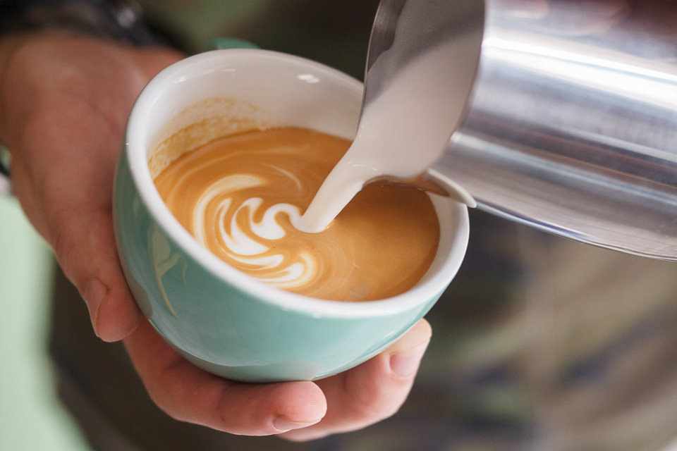 Техника вливания молока в кофе